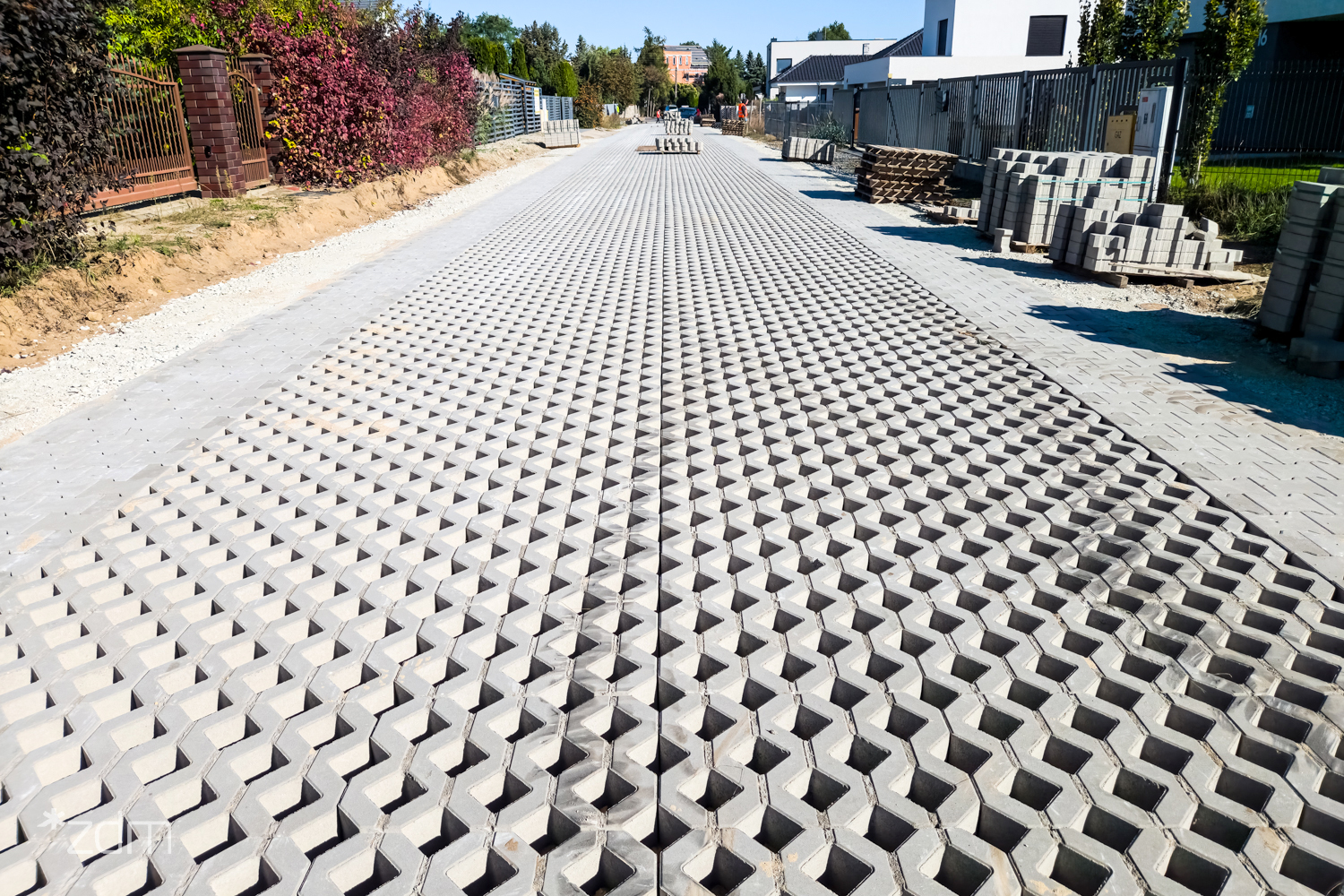 Płyty ażurowe na kolejnych ulicach. Poznań rozwija program utwardzania dróg lokalnych